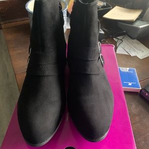 WOMENS RAMPAGE BARRIE BLACK FAUX SUEDE PULL ON ANKLE BOOTS SZ. 10 EUC